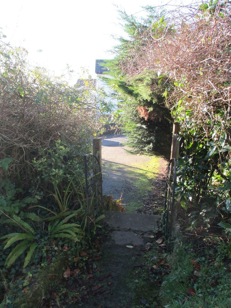 Coles bottom gate